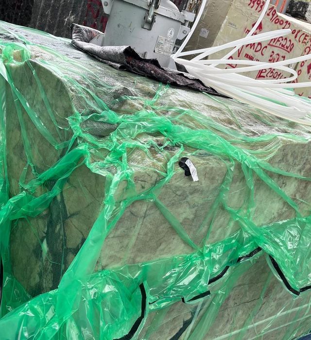 Blok marmuru zabezpieczony do transportu